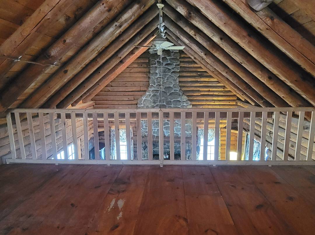 WATERFRONT ! PRIVATE LAKE !