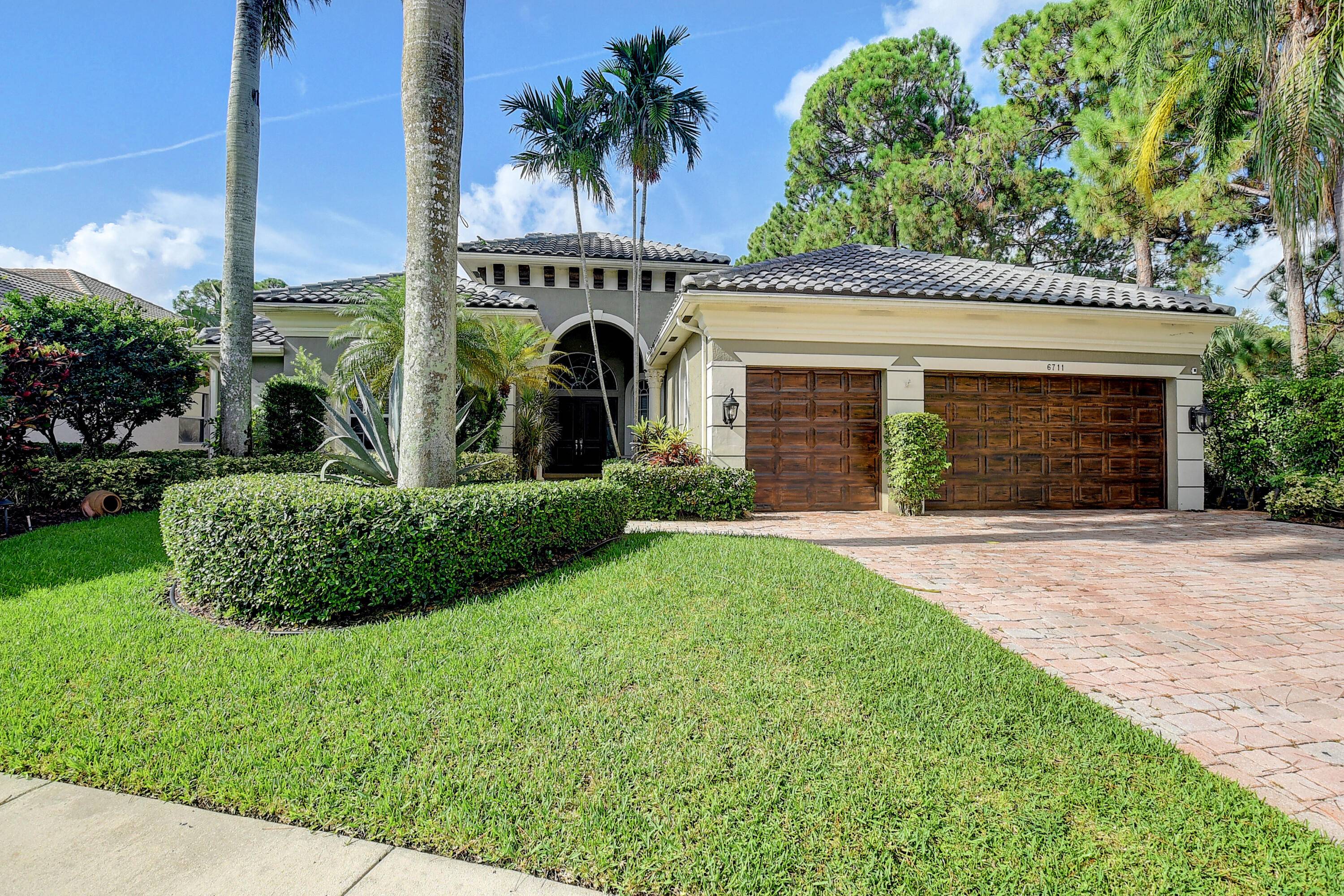 Gorgeous 3 Bedroom plus den Located in the quaint community of Grande Orchid Estates.