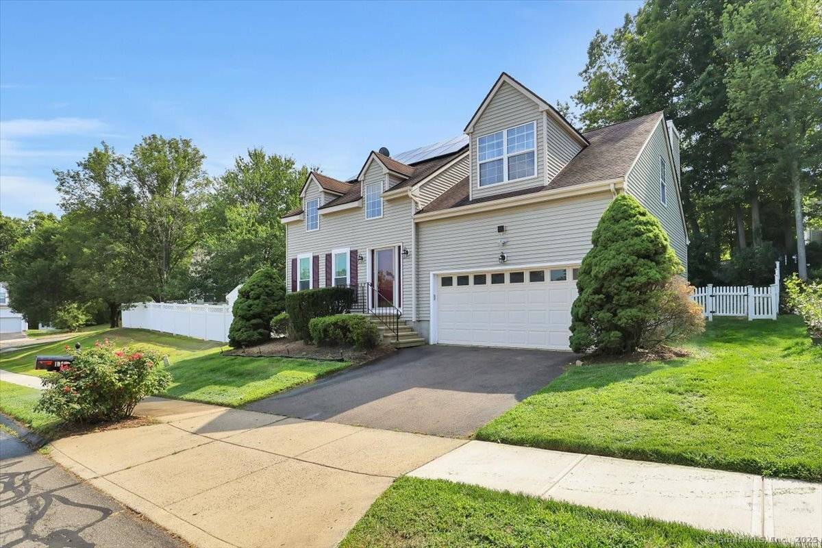 A Riverbend beauty ! This home boasts large rooms, front vaulted living room, center dining room, large eat in kitchen with granite counters and oversized family room with fireplace.