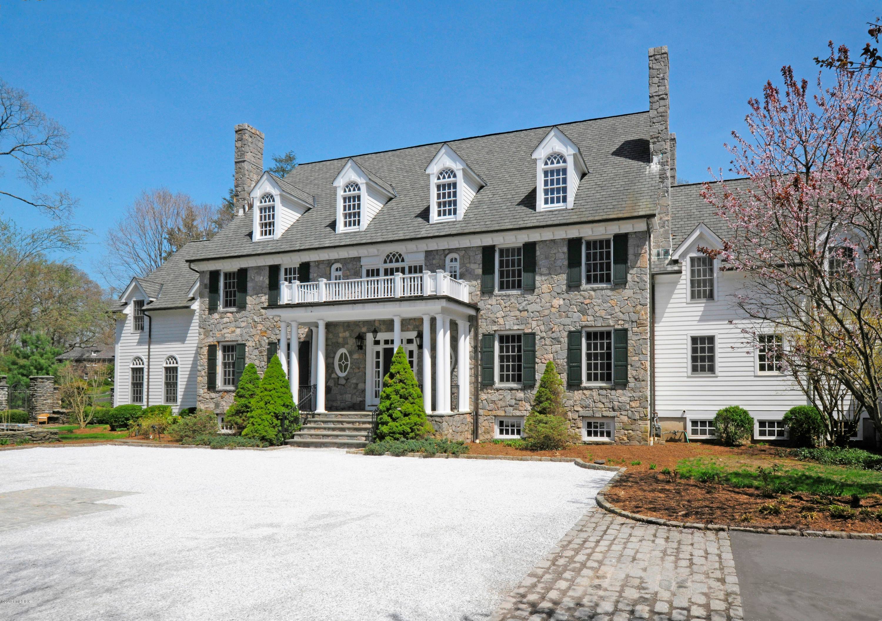 On a quiet road this well appointed 7 bedroom Georgian home sits on an oversized 2.