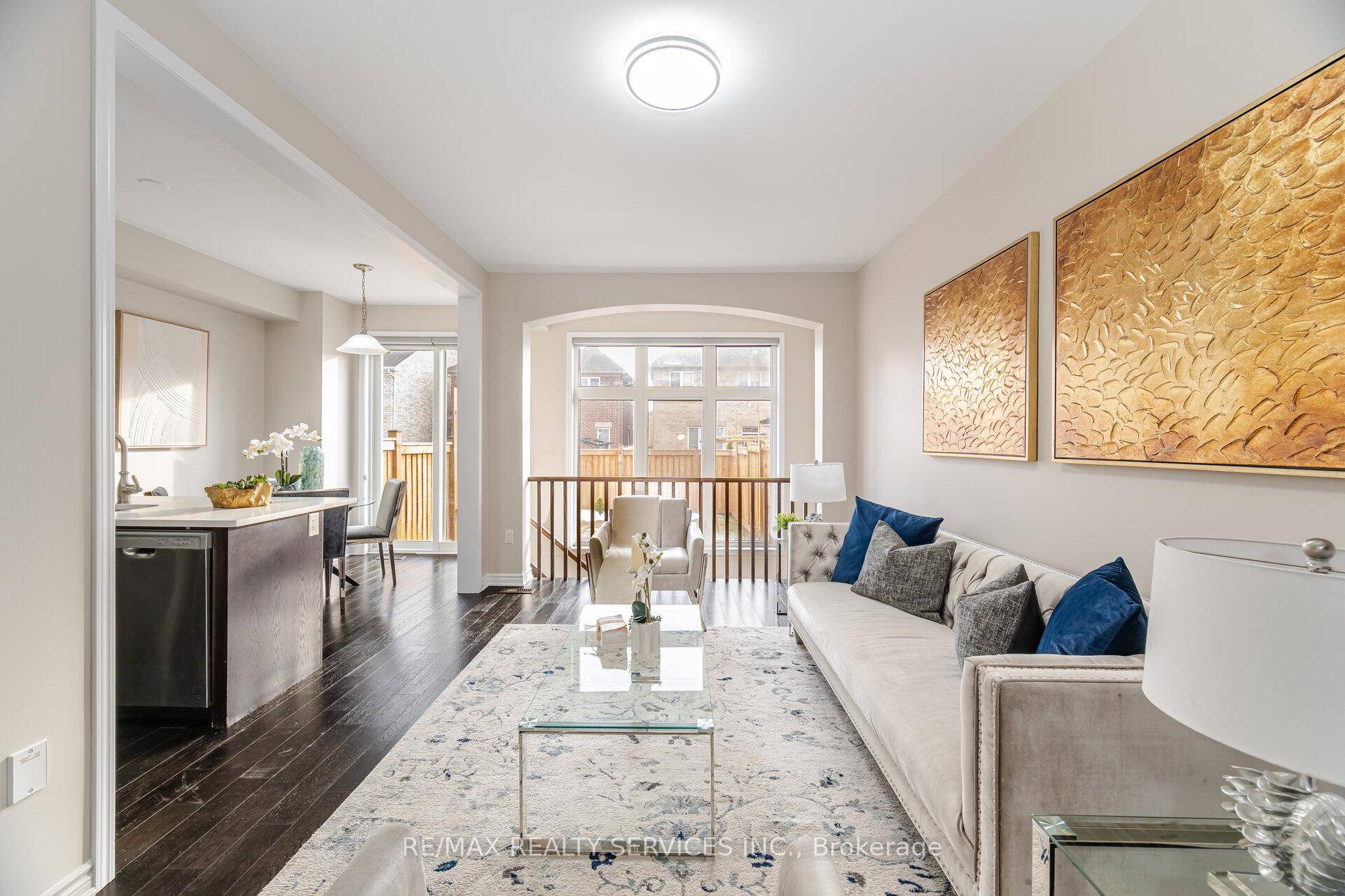 ! ! ! Gorgeous East Facing 3 Bedrooms Luxury Freehold Town House in Executive Caledon Southfields Village Community !