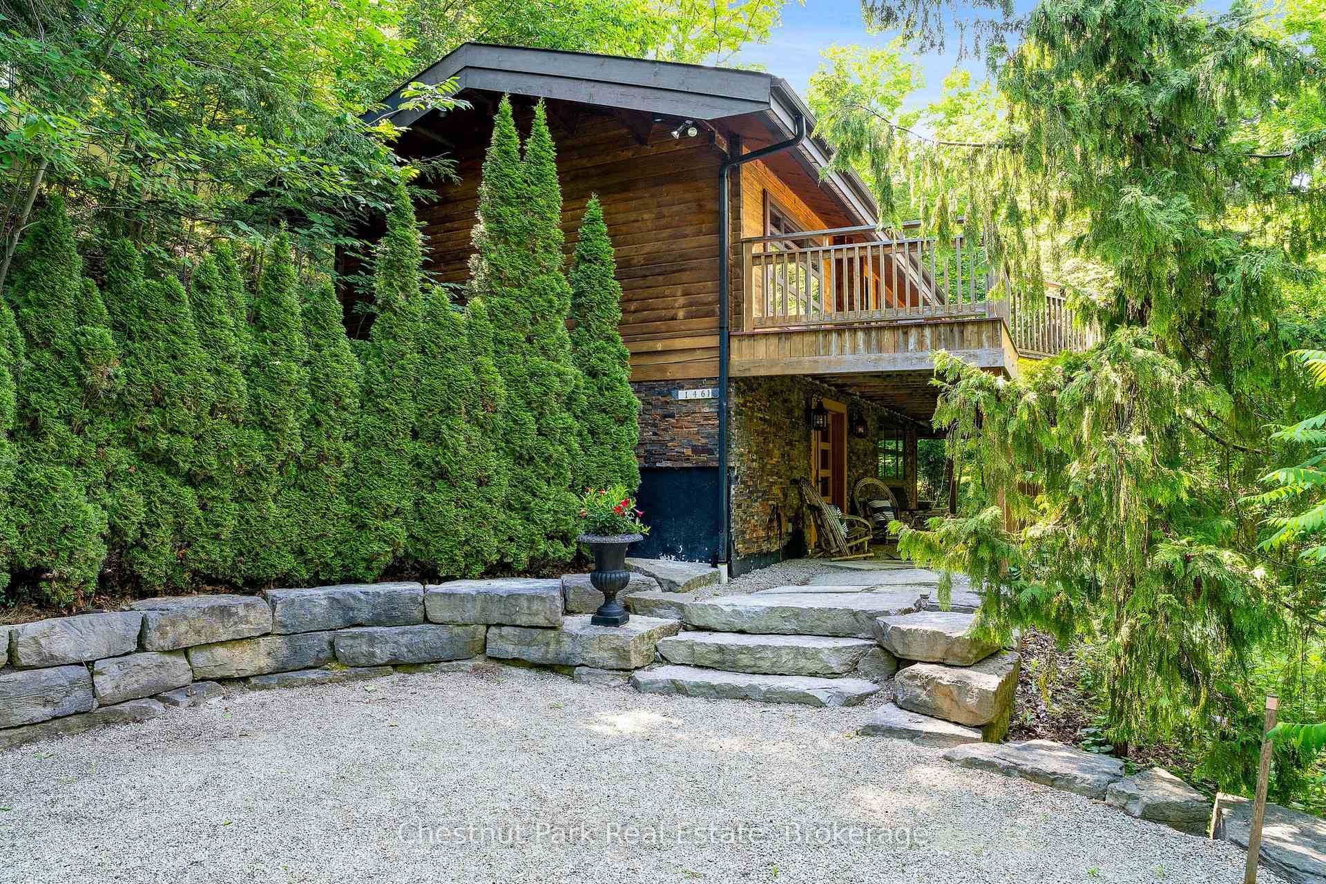 This charming and warm chalet located in Craigleith in the Blue Mountains offers year round recreational enjoyment.
