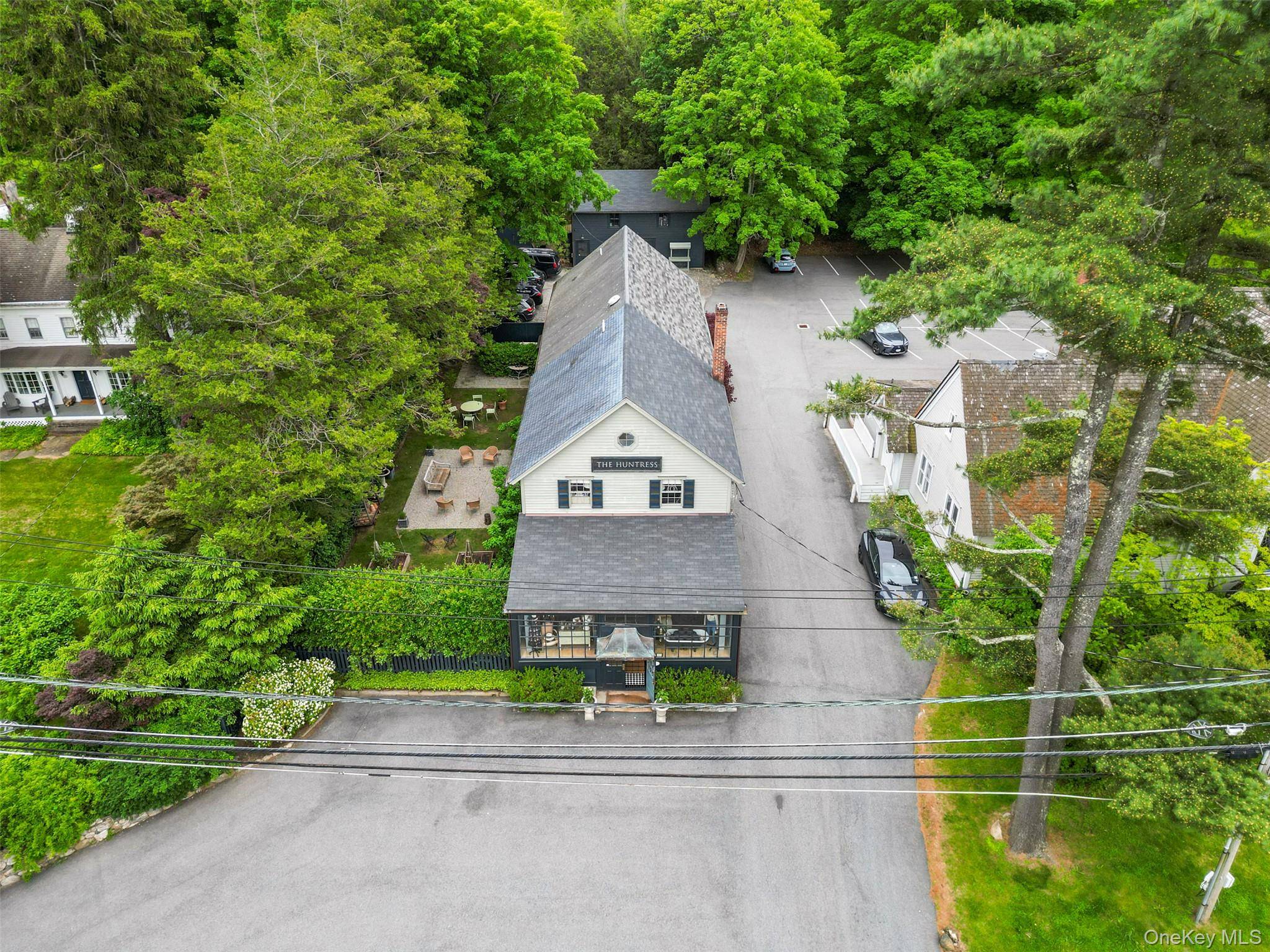 A wonderful apartment set in the heart of Pound Ridge and across from the Inn at Pound Ridge.