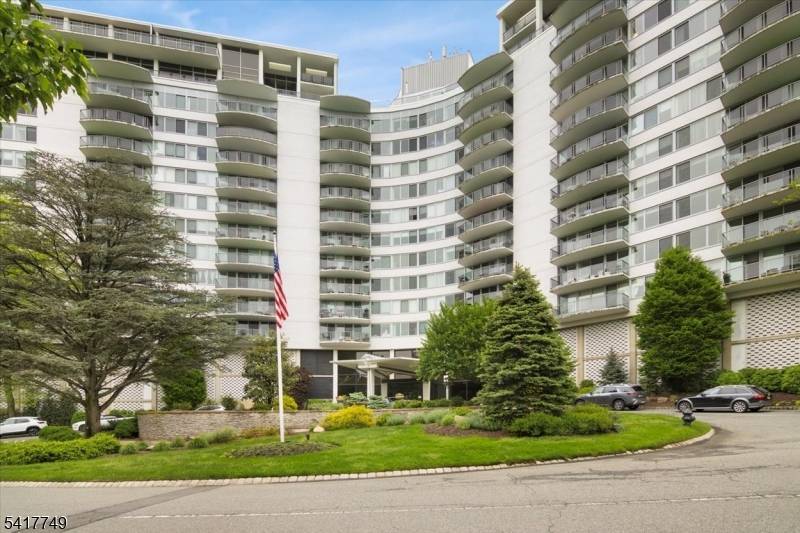 Welcome to this spacious and sun filled unit an exceptional opportunity to create the home of your dreams.