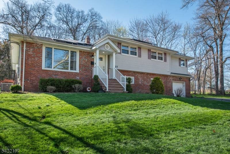 Welcome to this beautifully maintained split level home, ideally located on a quiet cul de sac in one of Wayne's most desirable neighborhoods, overlooking the scenic Preakness Hills Country Club ...