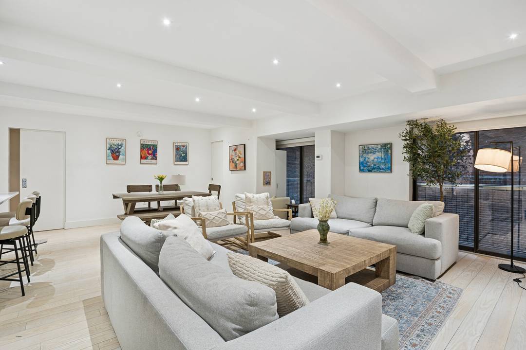 2 Bed, 2 Bath Residence in a Historic French Limestone Landmark Prime Flatiron Set within a stunning historic French limestone Beaux Arts building, this fully renovated 2 bedroom, 2 bath ...