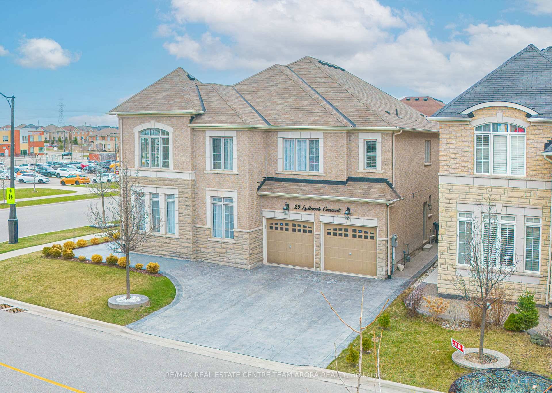 Corner Lot Experience Unparalleled Luxury in the Prestigious Estates of Credit Valley.