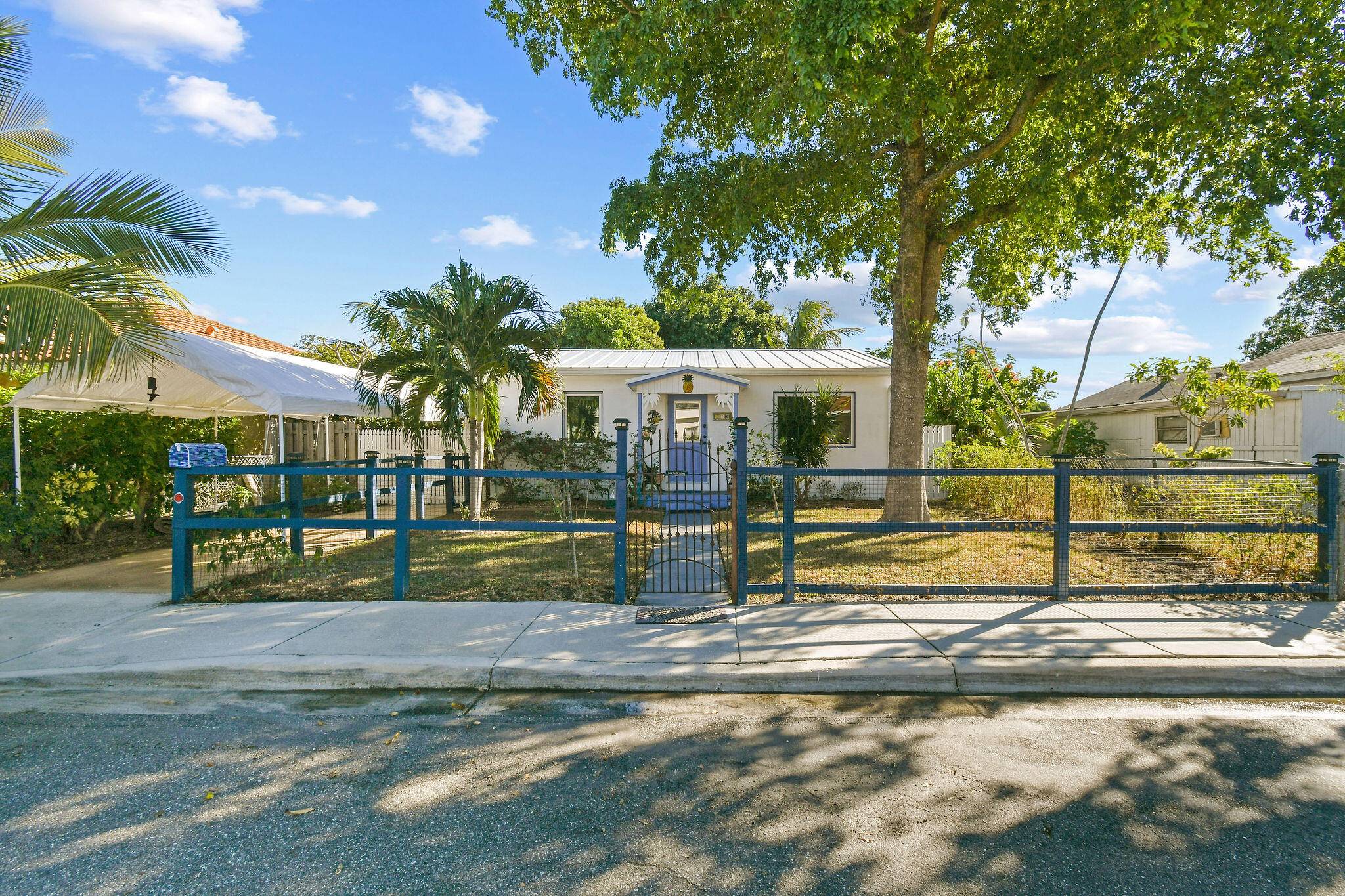 HISTORIC LAKE WORTH BEACH DREAM COTTAGE with all of the expensive extras already provided !
