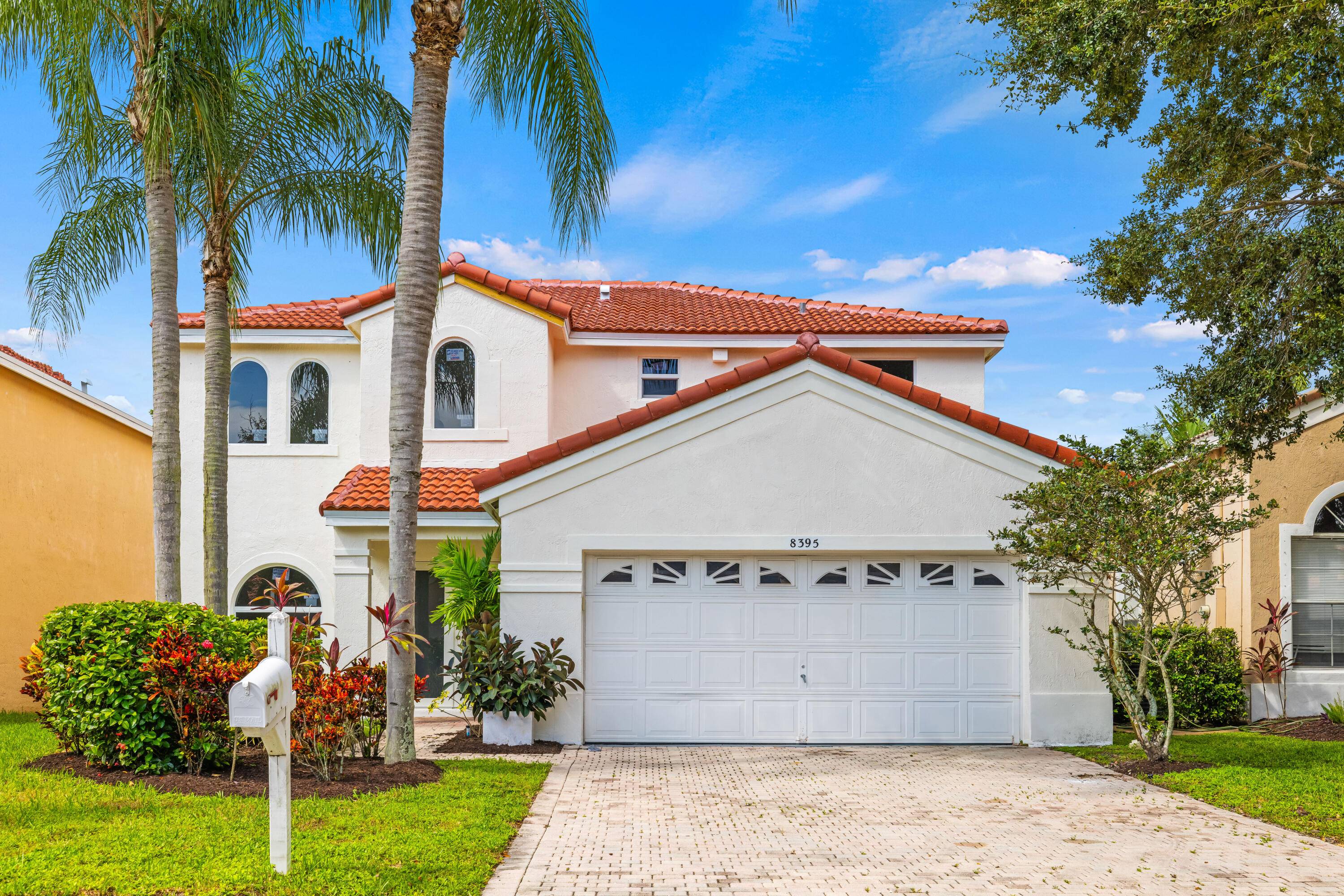 Look no more ! Unique opportunity to buy this beautiful, completely updated house in a desired community of Coral Springs !