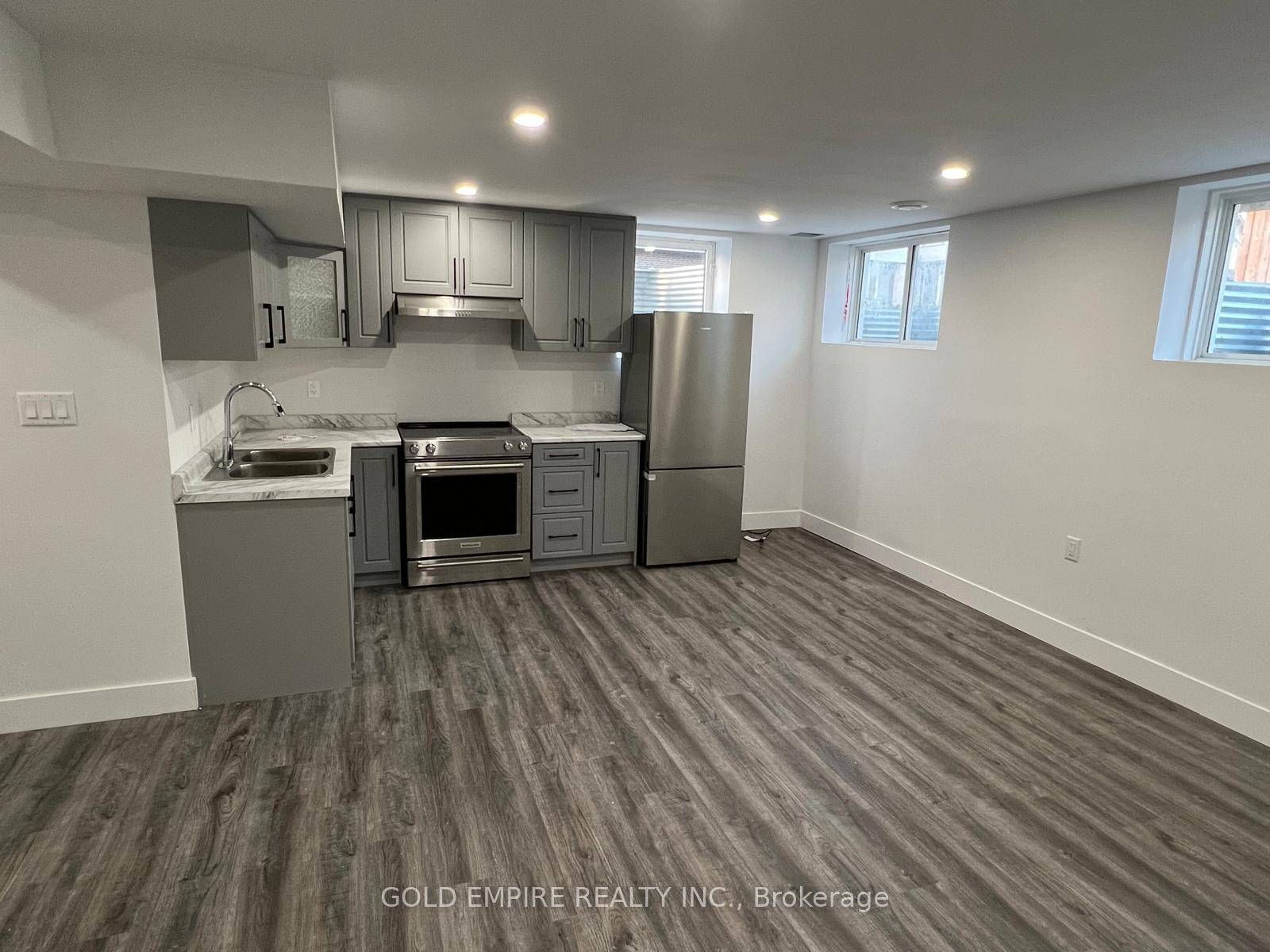 Lower Unit Available for Rent, North London Spacious and bright 1 1 bedrooms lower unit featuring a full washroom and a private separate entrance for added convenience and privacy.