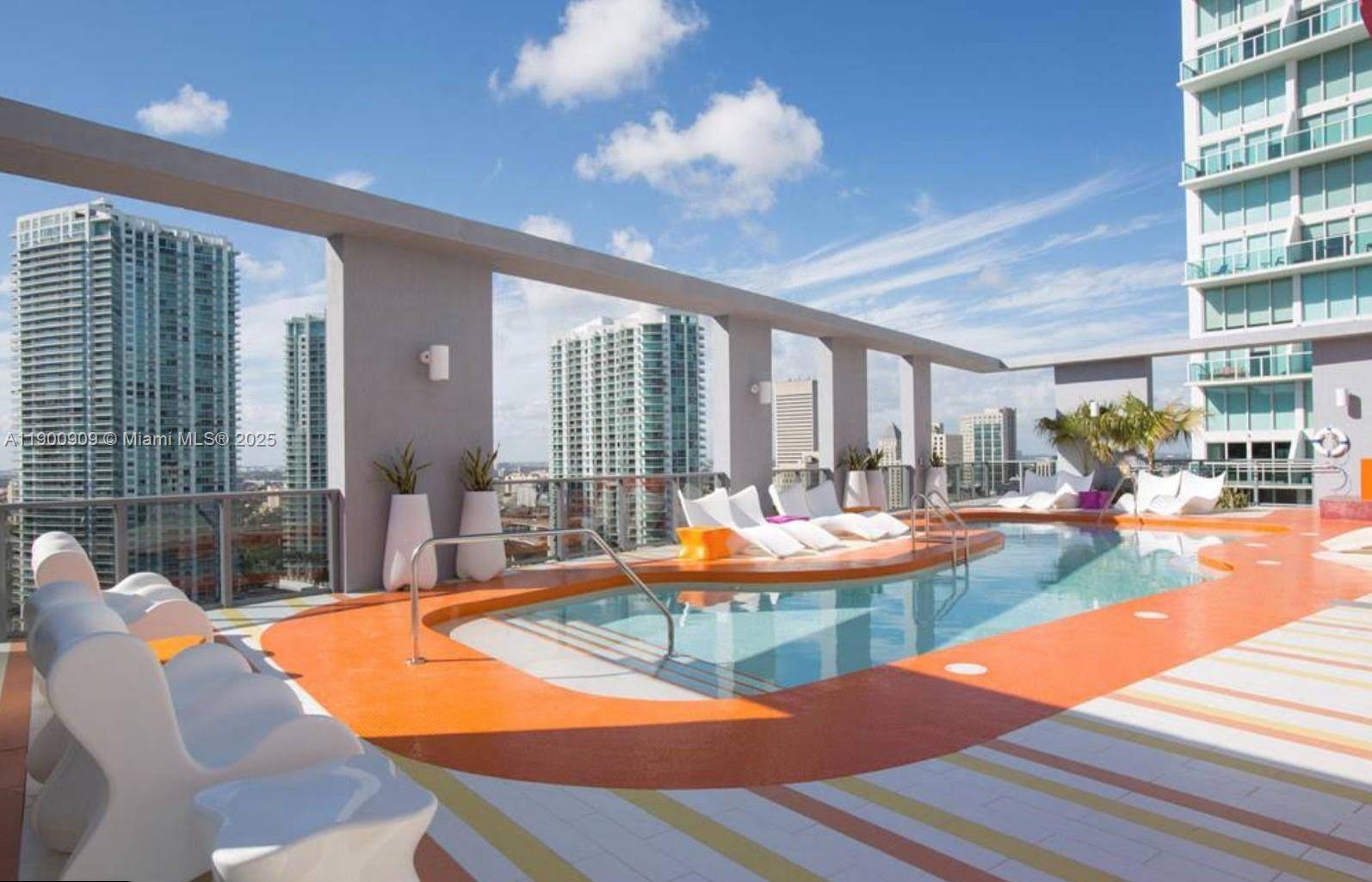 Stunning corner 2 2 in the heart of Brickell.