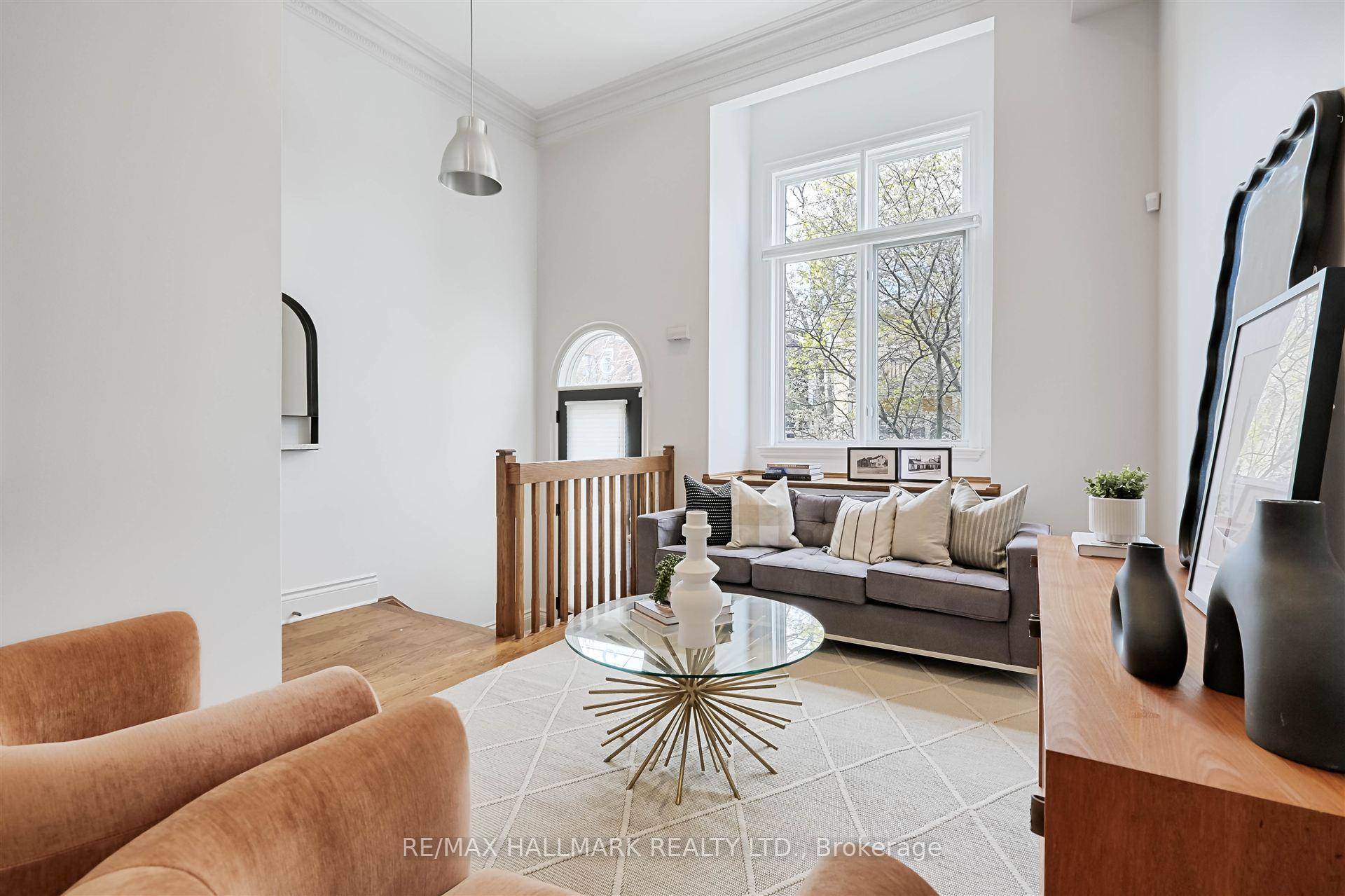 Stunning 3 storey freehold townhouse in the heart of King West.