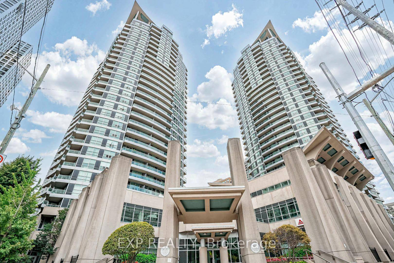 Welcome to 33 Elm Drive West, Unit 310 a stylish and versatile condo in the heart of the sought after Square One area.