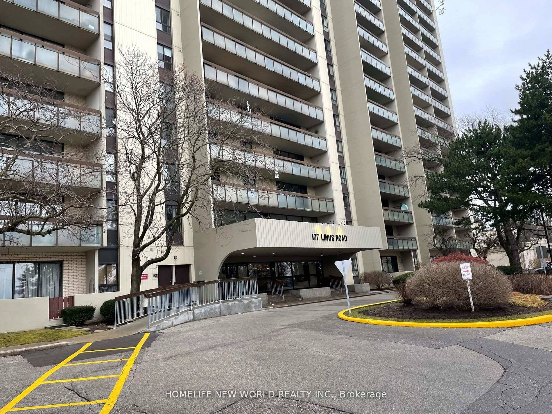 Appr. 900 Sqft Large 2 Br Unit Located At Finch amp ; Don Mills.