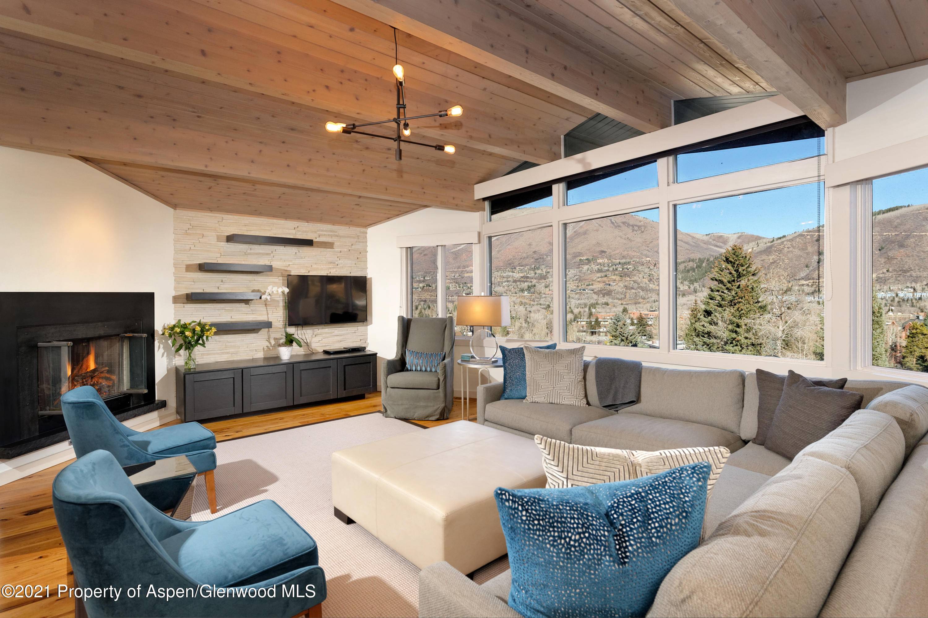 This 3 bedroom, 3 bath double unit is the only one of its kind at the famed Shadow Mountain Village.