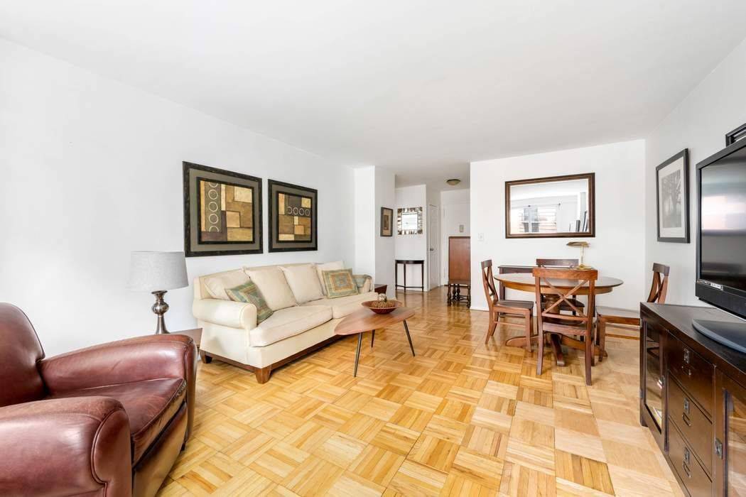 This bright, generously sized 1 bedroom 1 bath apartment just North of Gramercy offers a gracious living space perfect for relaxing, entertaining, or working from home.