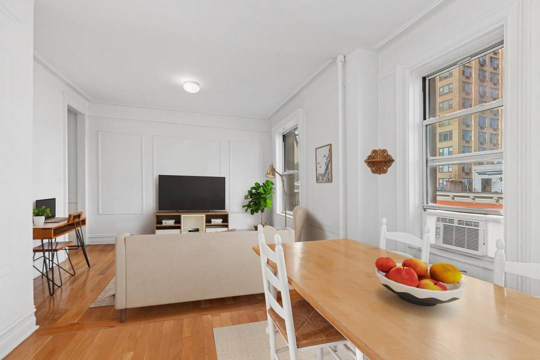 Top Floor. Sunlight. Landmark Block.