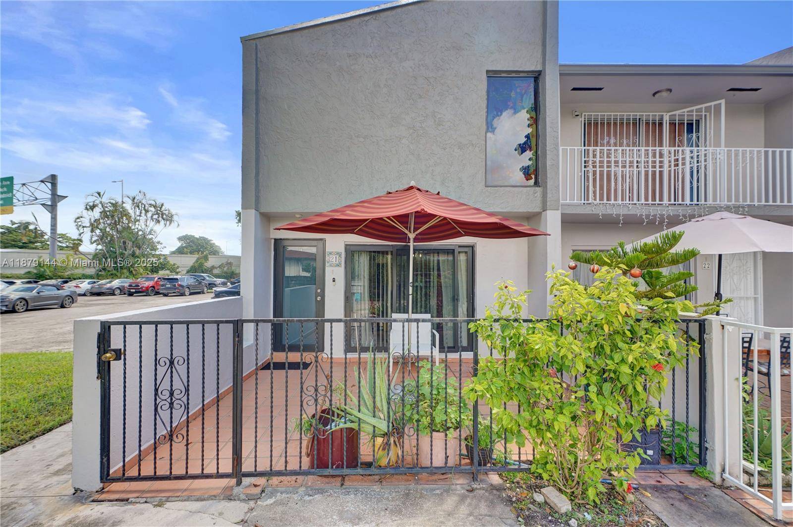 Dream Corner Townhome in the Heart of Miami !