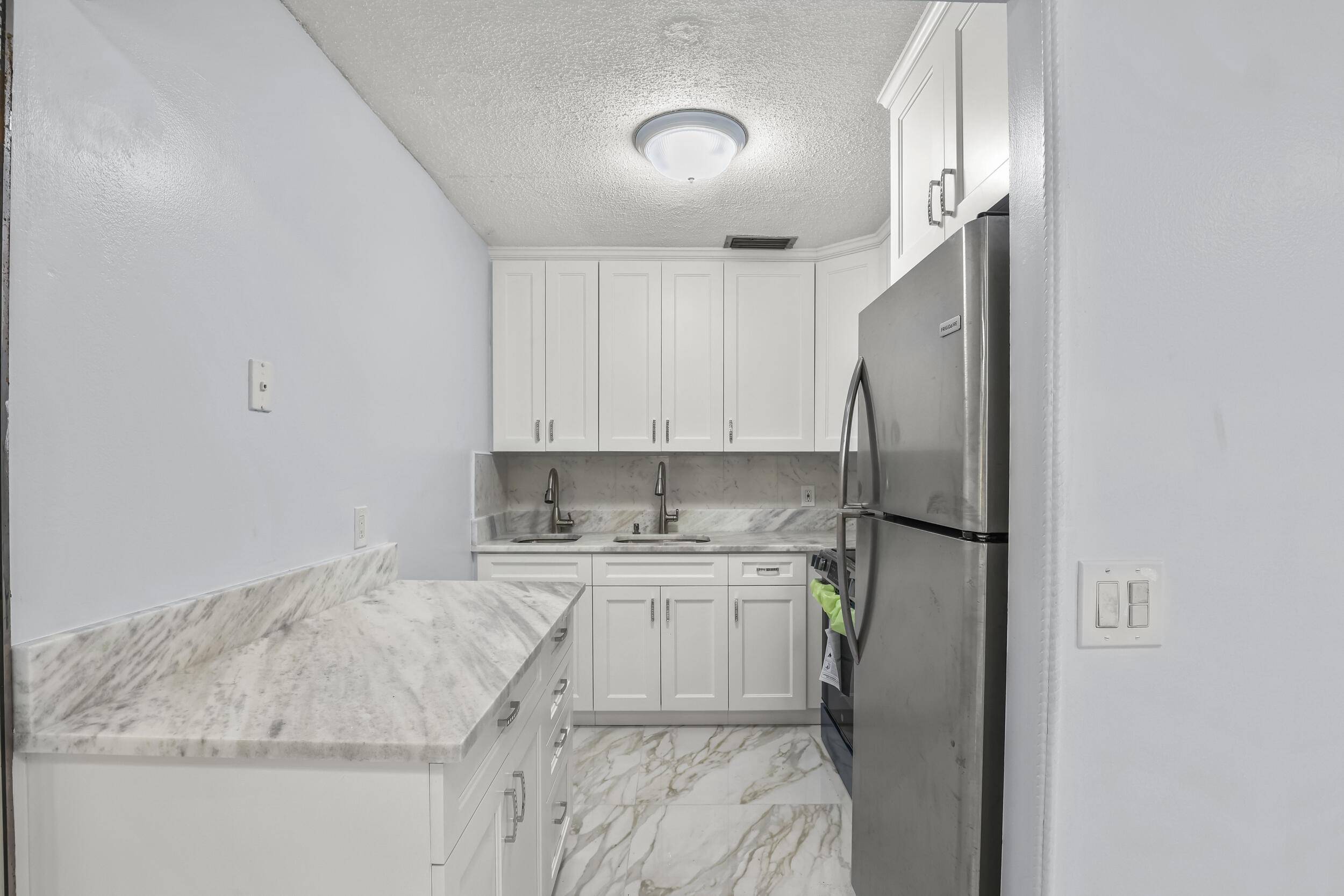 WOW ! MUST SEE UPDATED 2 BEDROOM 1.
