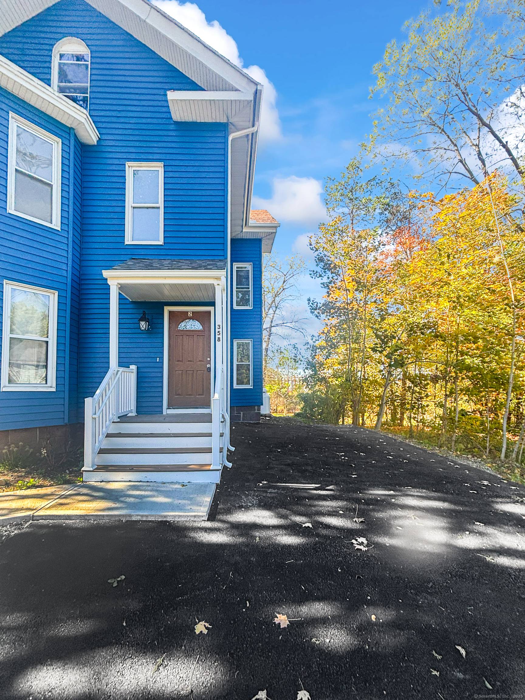 NEWLY REMODELED ! THIS SPACIOUS SPLIT LEVEL APARTMENT OFFERS EXCEPTIONAL ROOM AND COMFORT ACROSS THE 2ND AND 3RD FLOORS.