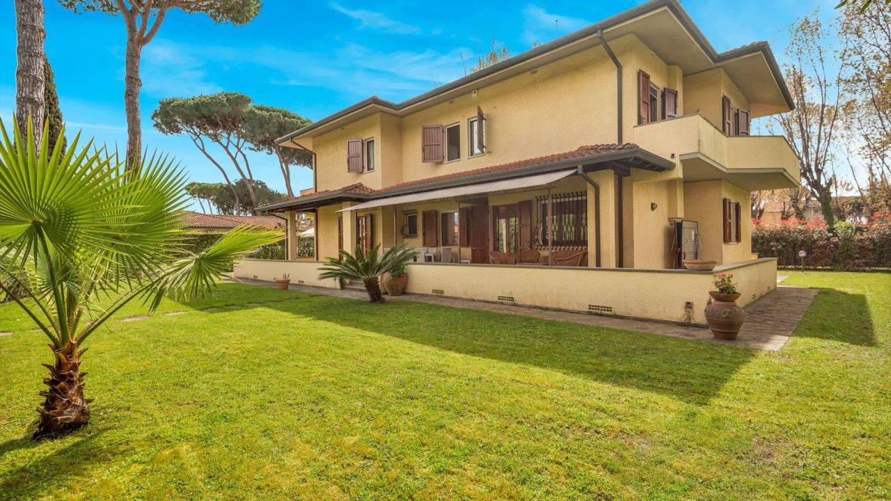 Elegant luxury villa with garden and panoramic view for sale a few steps from the sea and the centre of Forte dei Marmi, in Tuscany.