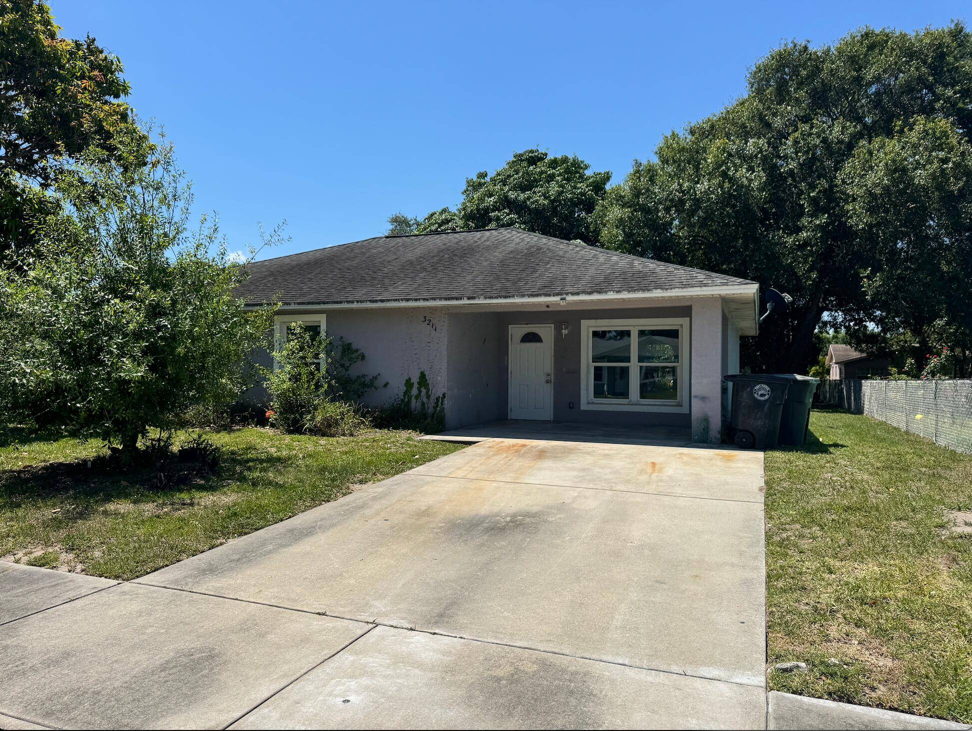 SELLER MOTIVATED ! ! ! Beautiful 4 bedroom, 2 bath located in south fort pierce.