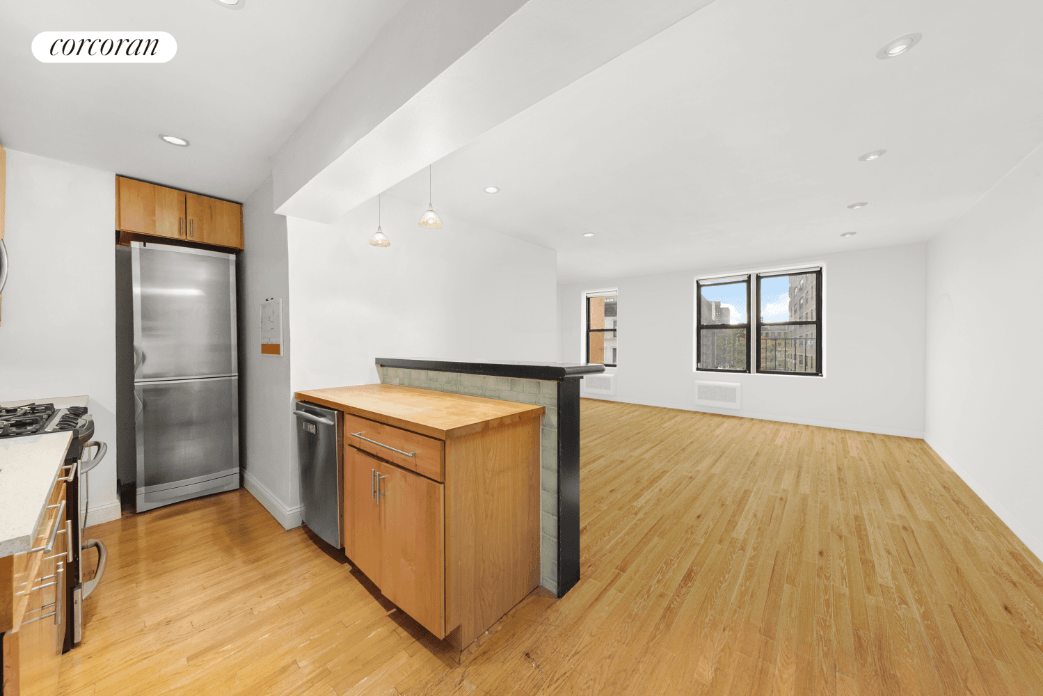 Residence 5D is a spacious alcove studio, lined with three oversized windows offering sunny southern exposures.