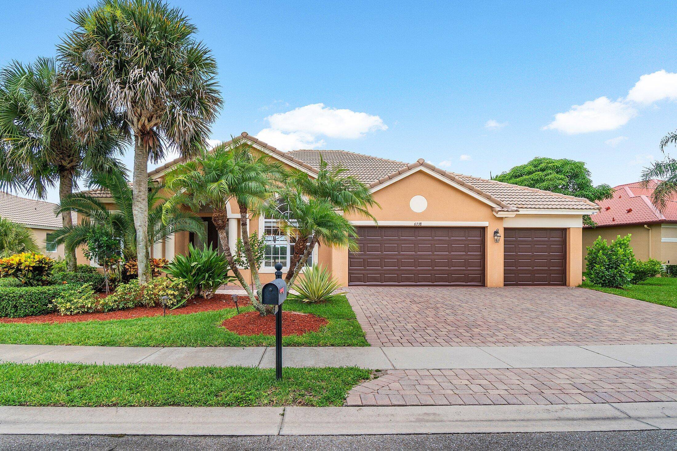 Stunning 5 Bedroom Pool Home with Luxurious Outdoor LivingWelcome to your dream home !