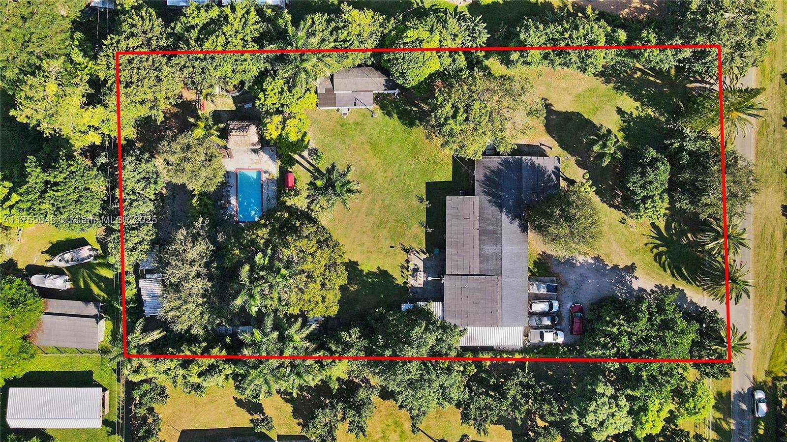 Discover this spectacular property located in the prestigious area of Redland, Florida !