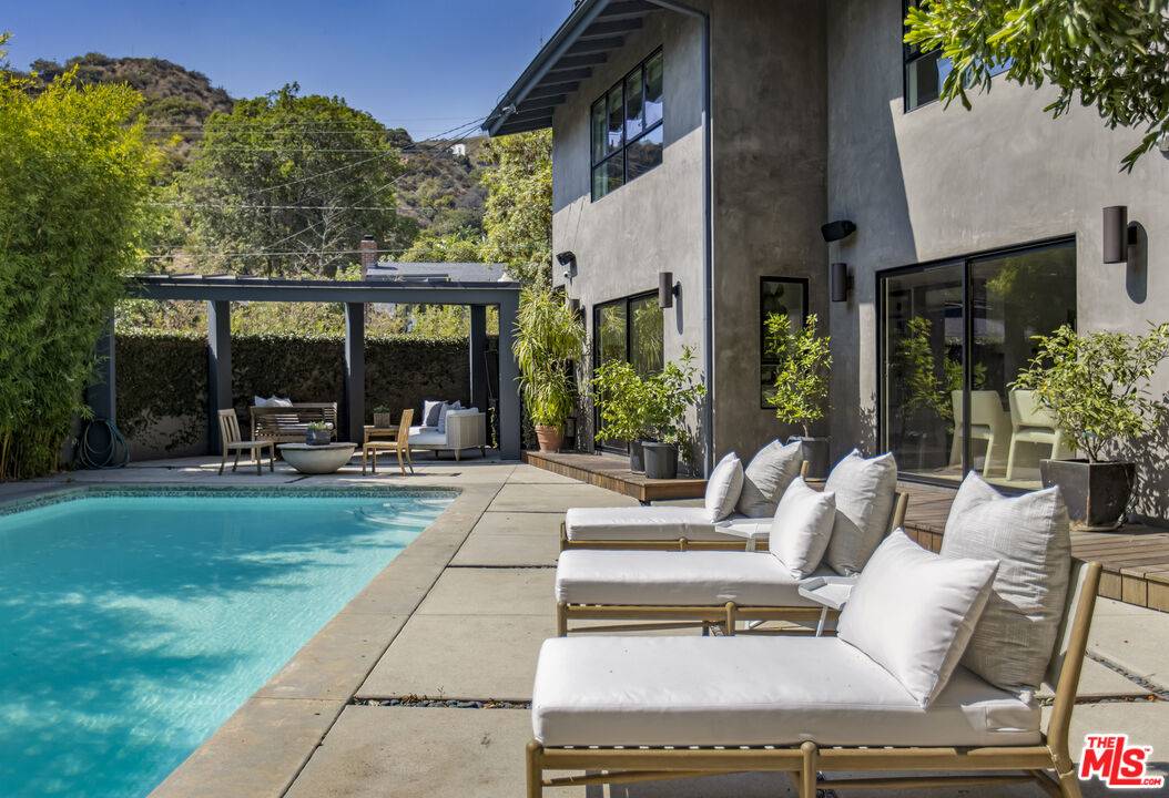 3204  N Beachwood Dr 3BR Hollywood Hills East La