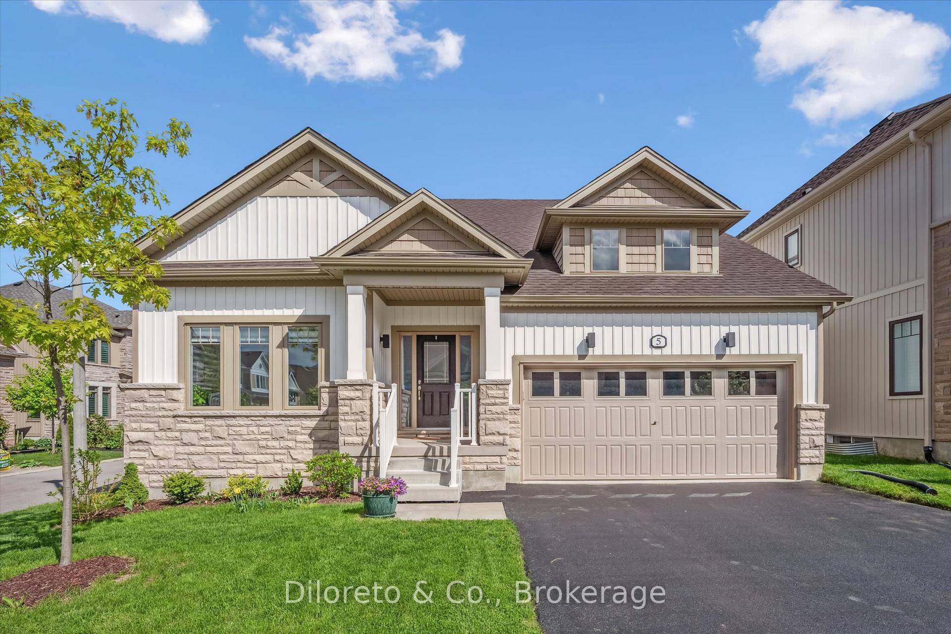 Welcome to this stunning Bungaloft in prestigious White Cedar Estates.