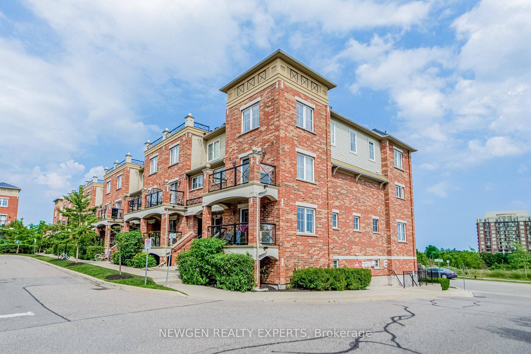 Gorgeous modern 2 level condo townhome situated in the highly sought after Uptown Core of River Oaks, Oakville.