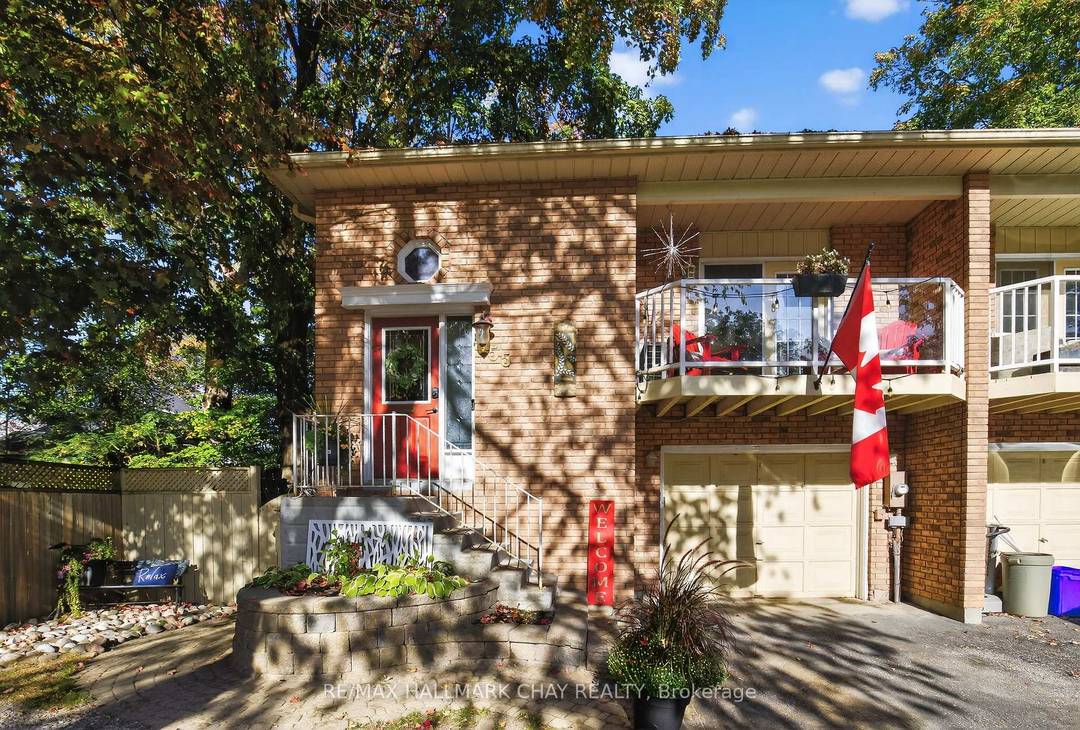 Welcome to this semi detached raised bungalow in Barrie !