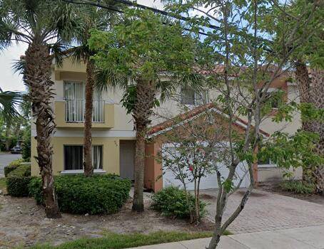 This townhouse is ideally located in the heart of Fort Lauderdale, offering easy access to major highways, airports, beaches, shopping, dining, and more.