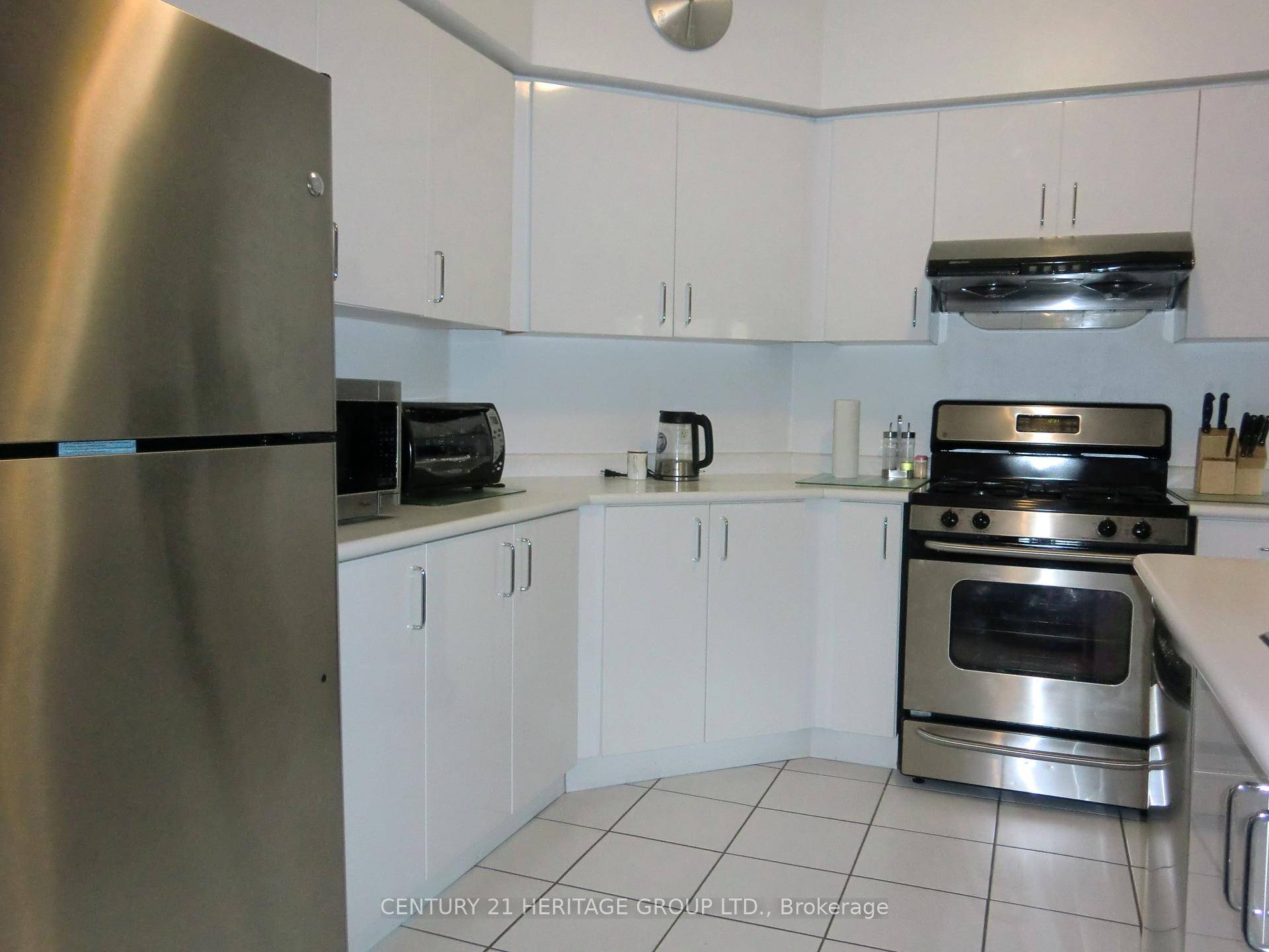 EXCELLENT WELL KEPT HOUSE IN NEUTRAL INTERIOR IN YORK UIVERSITY NEIGHBORHOOD RENTAL OF MAINN AND 2ND LEVEL ONLY 3 BEDROOMS, 2.