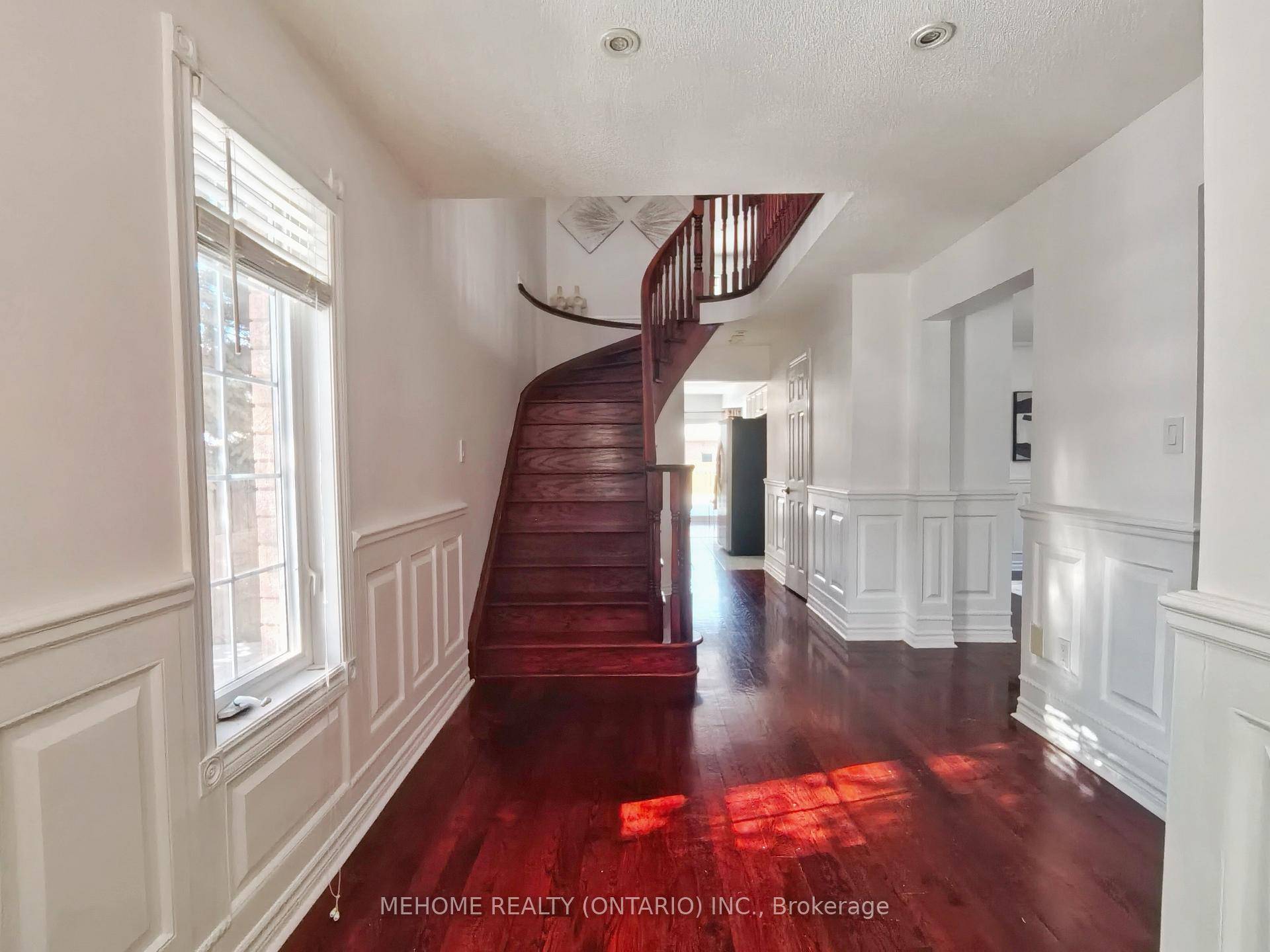 Beautiful Detached Home In Upper Richmond Hill.