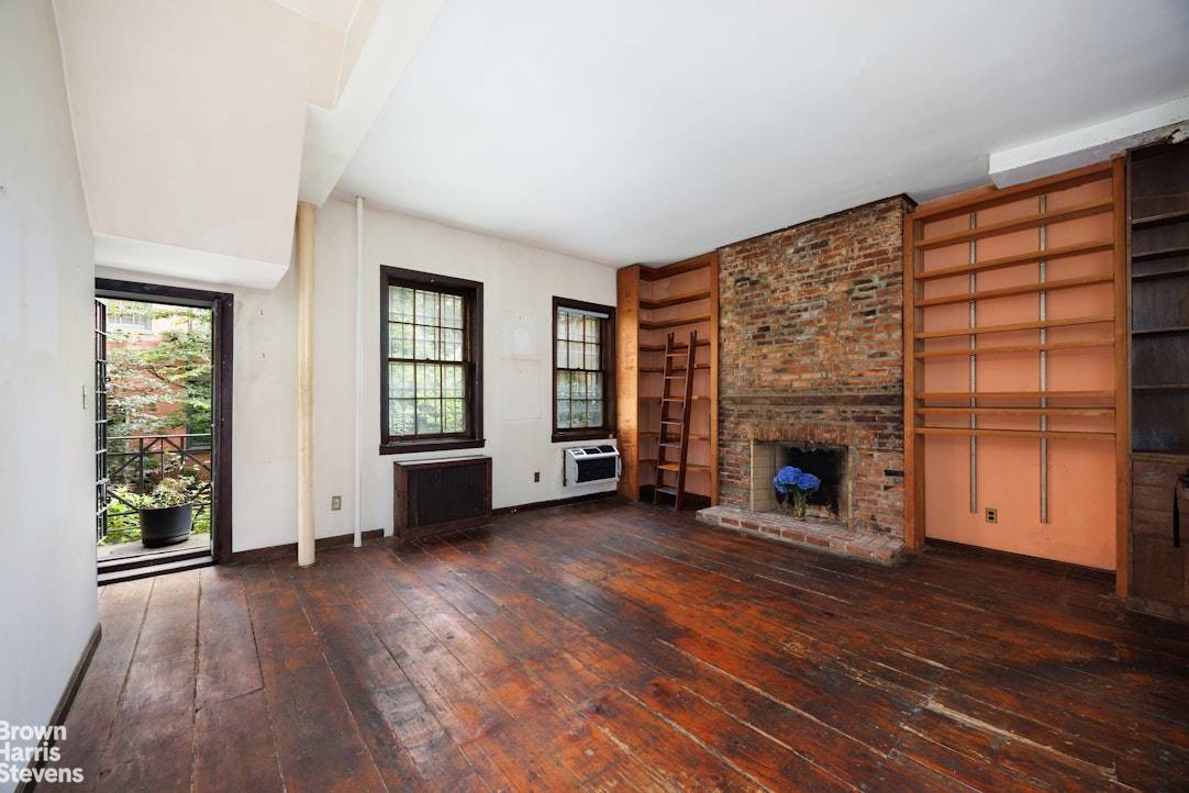 Opportunity Knocks ! Don't miss this never before available duplex one bedroom apartment at 47 49 King Street, a coop comprised of three handsome Federal style townhouses in the Charlton ...