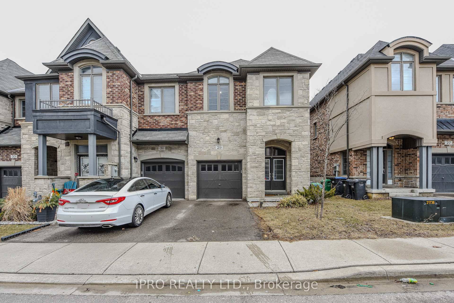 END UNIT FREEHOLD TOWNHOUSE WITH 2136 SQFT ABOVE GRADE !
