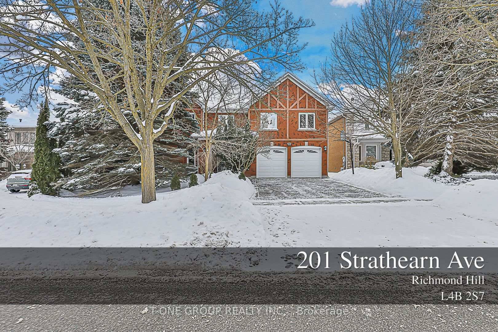 This classic detached home is located in Richmond Hill's prestigious Bayview Hill community.