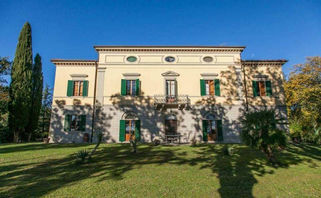 North of Sansepolcro, close to Arezzo, period villa with private garden and olive grove for sale in landscaped position