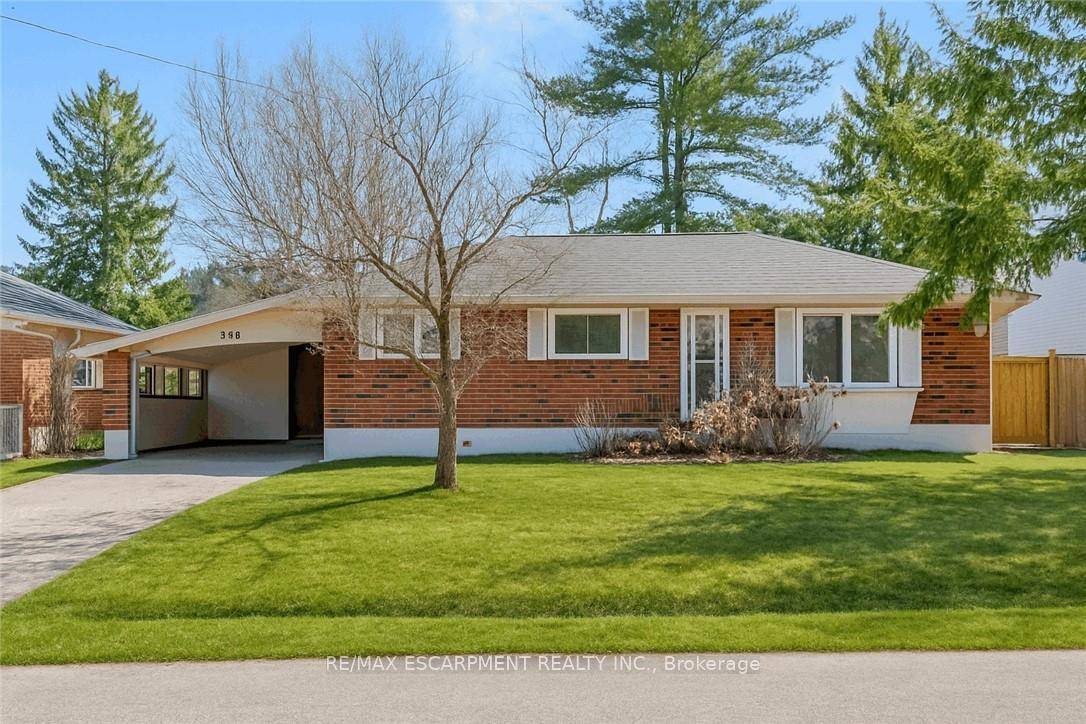 This stunning bungalow is nestled in the highly desirable Nakoma neighbourhood, offering the perfect blend of comfort, style, and convenience.