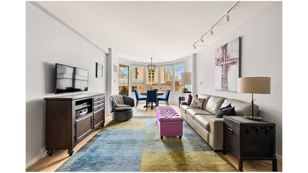 Apartment 7F is a rarely available, mint condition one bedroom with a private balcony, ideally positioned just two short blocks from Central Park and moments from Lincoln Center.