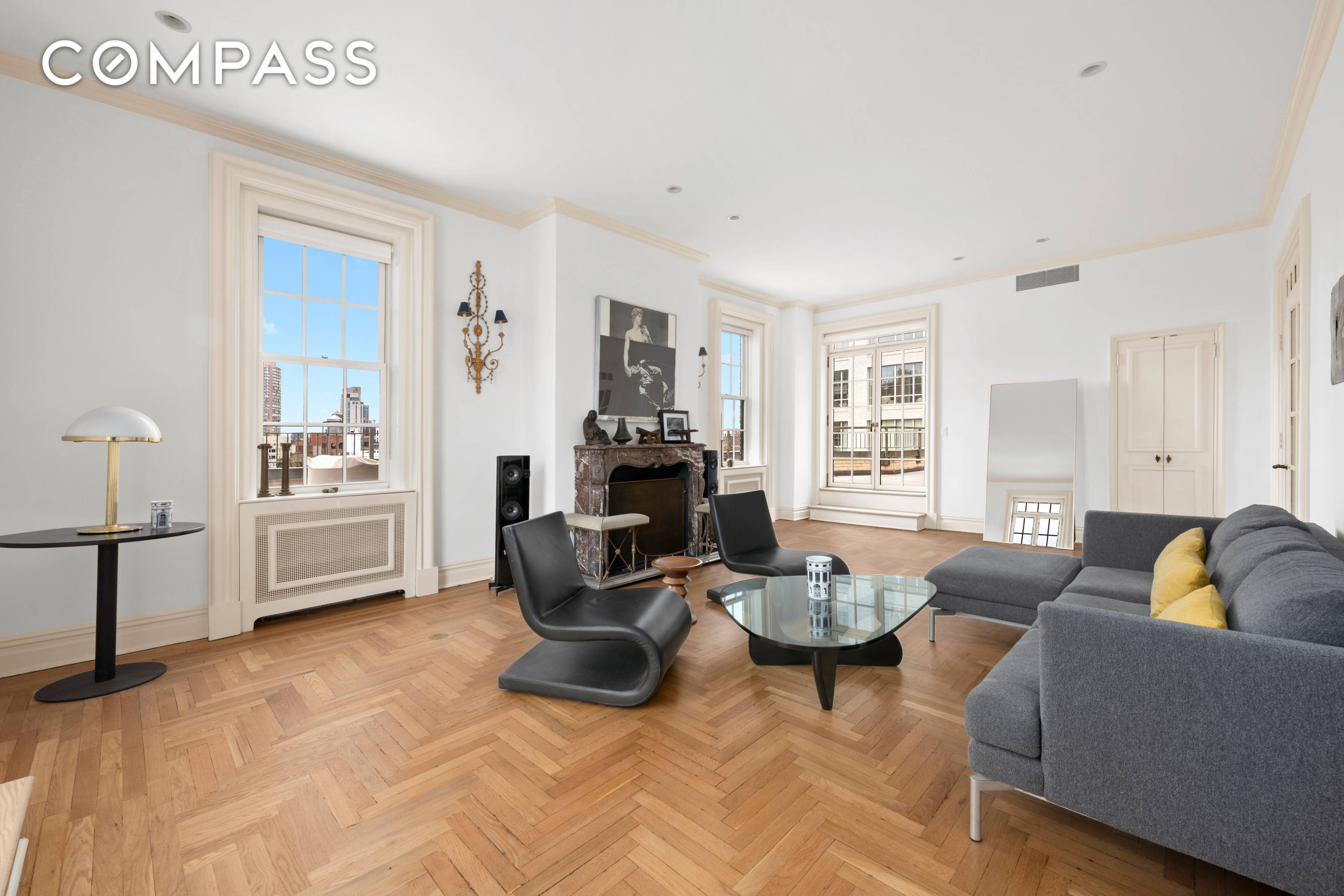 A Penthouse Above It All Elegant and exceptionally rare, this grand scale five room penthouse crowns one of Park Avenue s most distinguished pre war cooperatives, 911 Park.