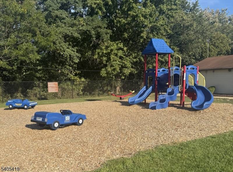 Welcome to 528 Cricket Ln in the conveniently located Wyndmoor Condominium Community.