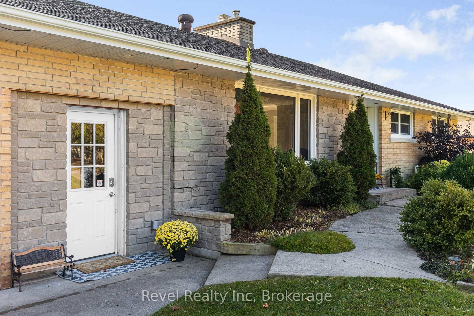 Opportunity in Elmvale ! Spacious Family Home on a Quiet Dead End Street Tucked away on a peaceful street in the heart of Elmvale, this charming 2 bedroom, 2.