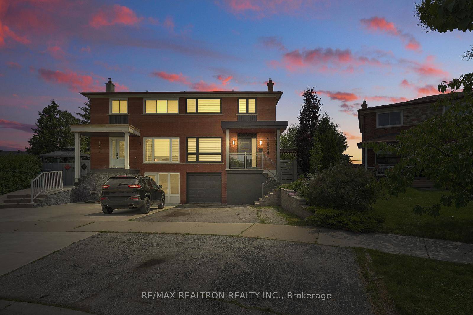 Applewood Hills Absolutely beautiful semi detached home on large pie shaped private lot ideally located on child safe quiet court !