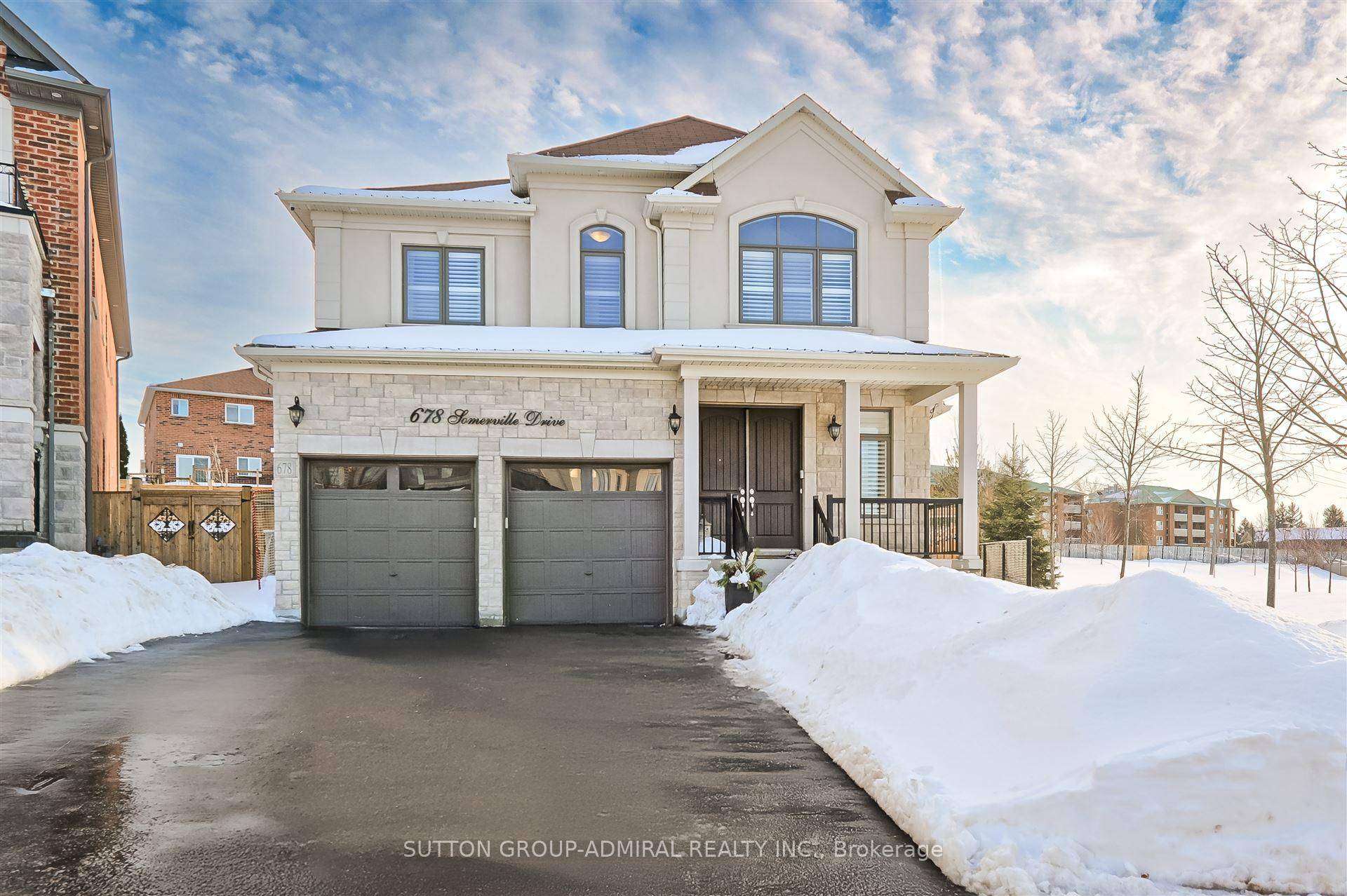 Sparkling Clean, Bright amp ; Spacious 4 Bedroom Stunner in One Of Newmarket's Most Sought After Neighborhoods !