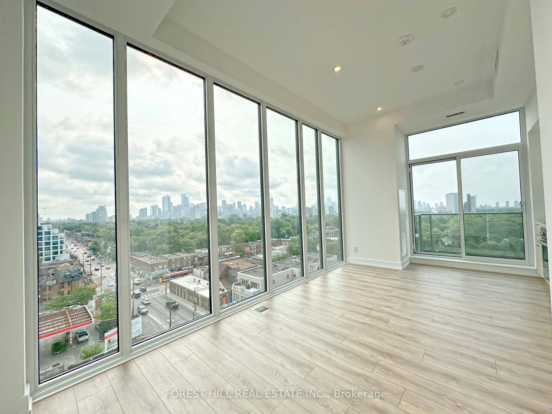 Gorgeous 3Bed 2Bath South East Penthouse Corner Unit with Gigantic Rooftop Terrace, plus Parking amp ; Locker Oscar Condo.