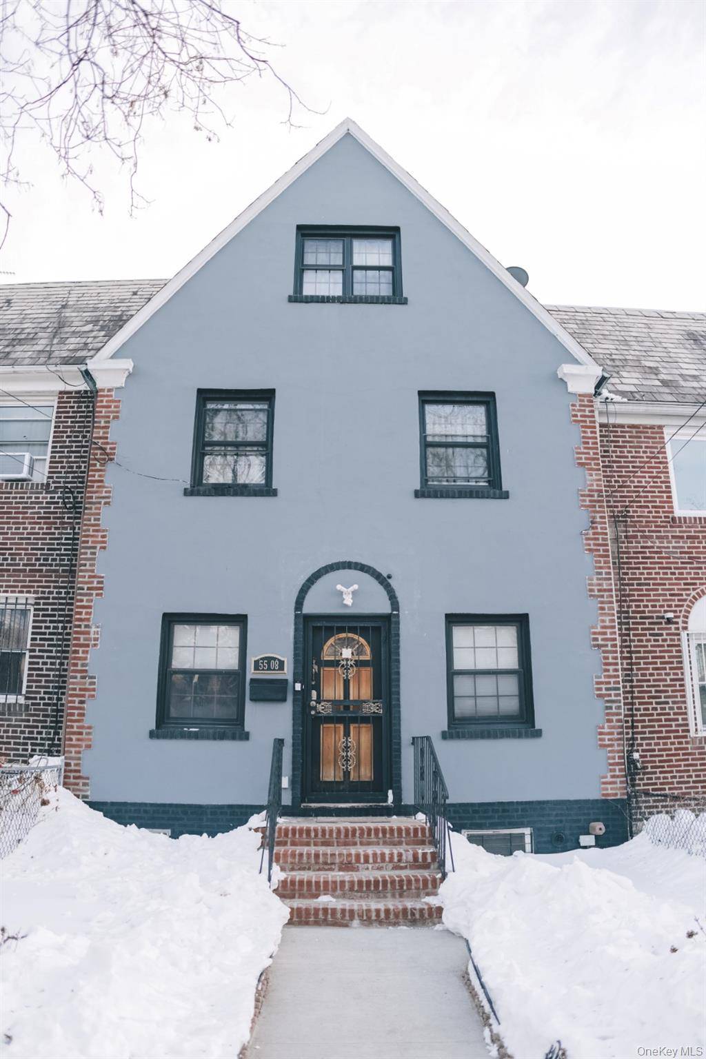 Beautifully renovated single family home located in the heart of Woodside.