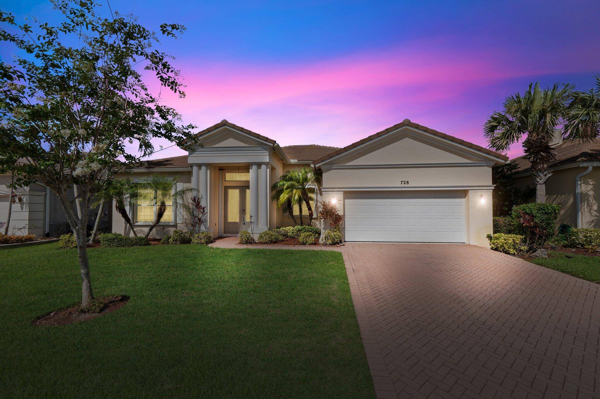 4 2 2 pool under 500k ! Come see this beautifully updated pool home in Lake Forest.